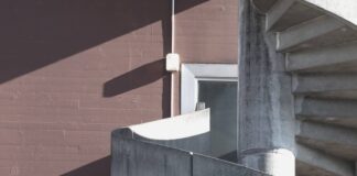 Należyta staranność Kręcone schody przy budynku z cegły