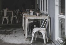 Rozszerzenie odpowiedzialności zarządu za zobowiązania niewypłacalnej spółki Stare krzesła stojące w przedsionku restauracji