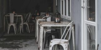 Rozszerzenie odpowiedzialności zarządu za zobowiązania niewypłacalnej spółki Stare krzesła stojące w przedsionku restauracji