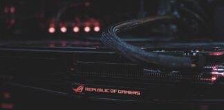 Czy lootboxy to hazard? Kable od laptopa na ciemnym tle