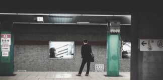 Ocena ryzyka prania brudnych pieniędzy – nowe obowiązki, wyższe kary Pasażer stający na peronie przyglądający się reklamie