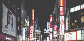 Tryb odrębny w sprawach gospodarczych przedsiębiorcy reklamują swojego produkty na świecących billboardach