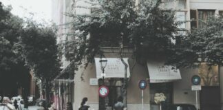 Czym jest biała lista podatników? Ludzie przebywający na ulicy w centrum miasta