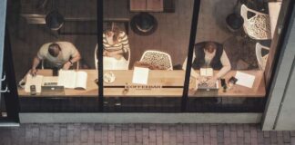 500 plus dla firm Grupa ludzi pracująca przy laptopach w biurze