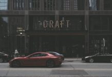 Rzemieślnicy mogą już tworzyć spółki Ulica miasta, po której przejeżdżają samochody, w tle budynek, na którym umieszczony jest neon z napisem "CRAFT"
