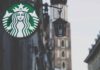 Skuteczny branding a znak towarowy Znak towarowy starbucks'a na tle krakowskiej uliczki