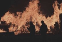 REBUS SIC STANTIBUS vs COVID-19? Ludzie na tle płomieni w nocy